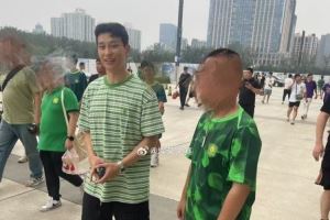 为老东家加油!巴顿抵达工体现场观战国安vs申花