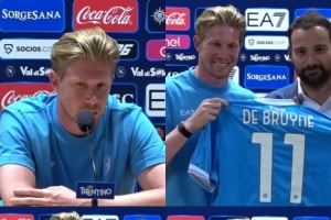 那不勒斯新11号!德布劳内与体育总监手持球衣亮相球员发布会