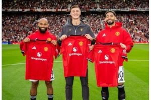 库尼亚、姆贝莫、塞斯科亮相老特拉福德,曼联社媒晒三位新援合照