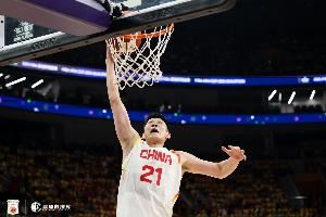 终结本届比赛无盖帽进账的尴尬!中国男篮第一个盖帽是胡金秋给的