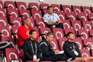 研究对手!郭士强现场观看了韩国vs关岛的比赛 并认真做起了笔记