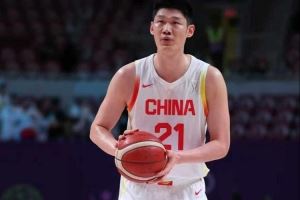 媒体人:新西兰这防守有点东西 胡金秋根本接不到球 