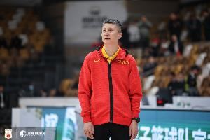 郭士强:我们代表中国来展示中国篮球精神 我们在努力重新崛起