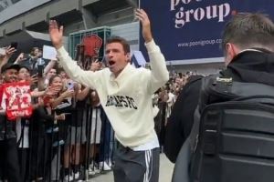 巨星驾临!穆勒抵达温哥华白浪主场,受到球迷的热烈欢迎