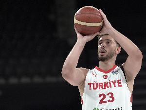 无所不能!申京28分钟9中8独得23分12板9助1断2帽 罚球10中7