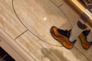 金光闪闪!詹姆斯自拍上脚新款黄金4万分配色詹23代战靴