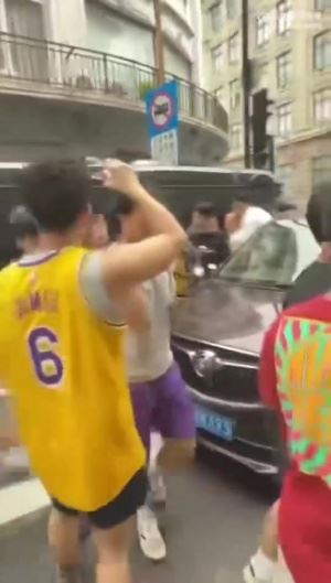 詹姆斯团队安保凶狠警告球迷:你们这些家伙给我滚开!