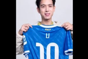 皇家又来了位新10号?演员李现获赠皇马新赛季10号球衣