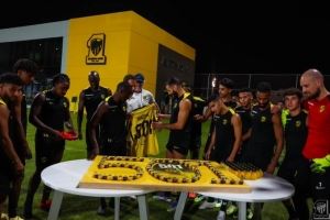 传奇!本泽马职业生涯进球突破500粒,吉达联合全队为他庆祝