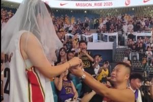 甜蜜暴击!詹姆斯中国行现场惊现球迷求婚💍