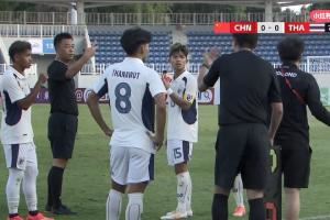 什么剧情?泰国队换人出状况,与裁判沟通,中国队也过来调解