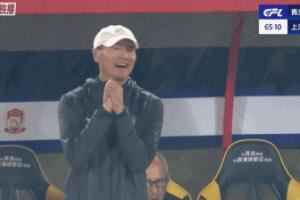 要被气哭了!青岛西海岸快攻被边裁吹停,场边邵佳一表情抓狂