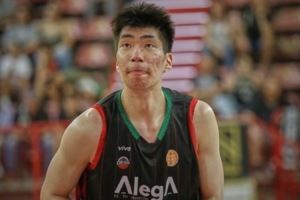 媒体人:余嘉豪现在打不了西乙正常 先把体能练好 折返跑要跟得上