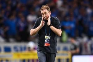 记者:斯卢茨基该问问自己,面对对手摆大巴+反击有什么应对之策