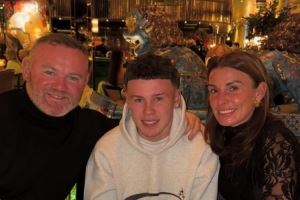  鲁尼为儿子凯庆祝16岁生日，后者目前效力于曼联U18队