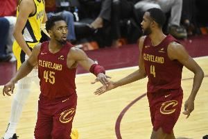 你俩是基本盘！首节米切尔5中4砍15分&小莫布里8中5拿到12分