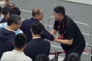  你小子有想法？杜锋赛后跨栏到观众席 和省大领导亲切寒暄