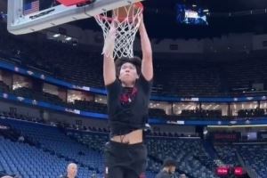  今天有机会吗？杨瀚森赛前热身秀各种扣篮 三分球也信手拈来