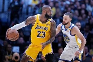  詹姆斯职业生涯为何如此长久？奥尼尔：现在NBA对抗少 他也很自律