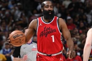  虽迟但到！哈登晃晕普理查德抛投得手 随后再中三分迫近比分