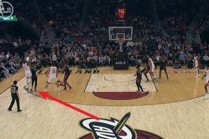  危险动作！杜兰特投三分造成亨特一级恶意犯规 火箭拿到3罚+球权