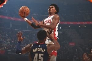 5连胜！火箭官方发布赢球海报：阿门力压米切尔上篮登上封面